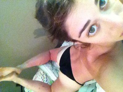 Lizzy Caplan photo 12