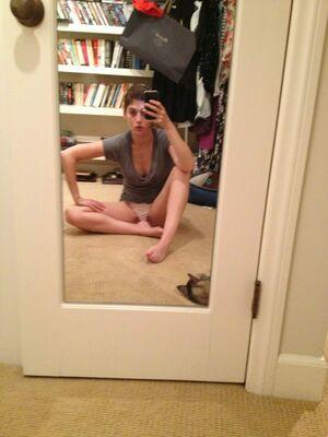 Lizzy Caplan photo 25
