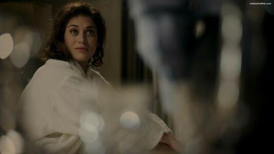 Lizzy Caplan photo 30
