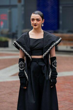 Maisie Williams photo 378