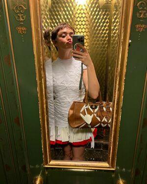 Maisie Williams photo 382