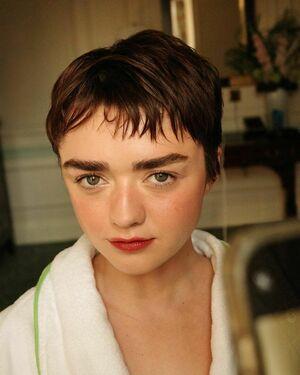 Maisie Williams photo 397