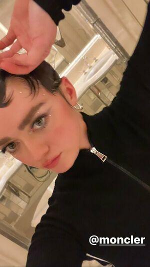 Maisie Williams photo 400