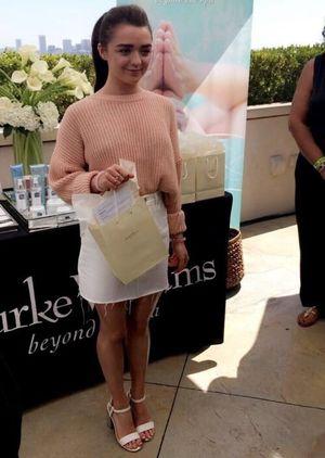 Maisie Williams photo 799