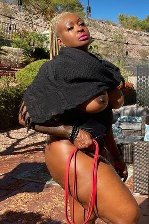 Monna White photo 14