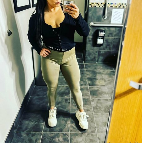 Nadianevertells photo 6