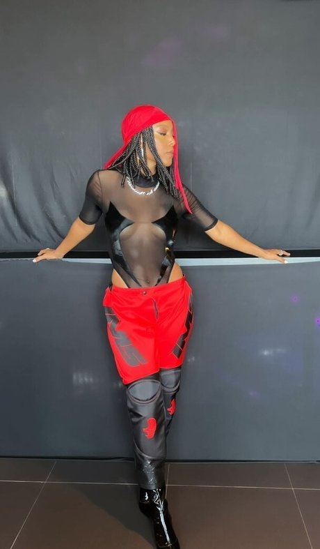 Negra Li photo 28