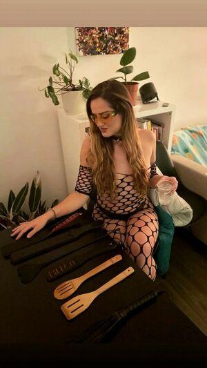 Nelly Van Der Woodsen photo 10