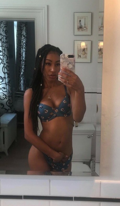 Nia Simone photo 3
