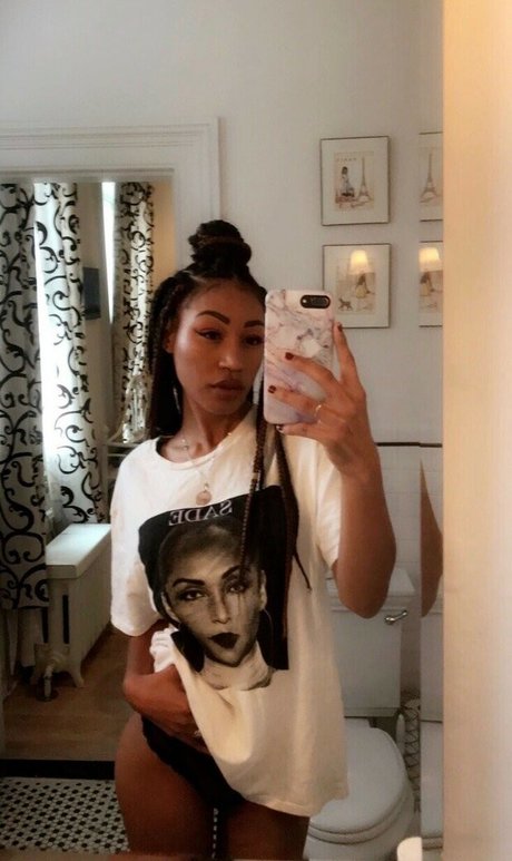 Nia Simone photo 8