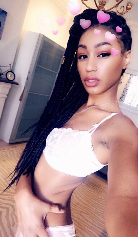 Nia Simone photo 14