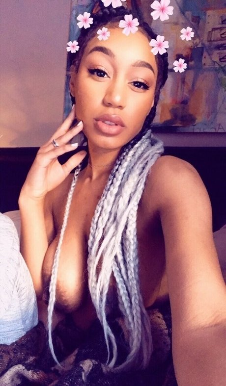 Nia Simone photo 17