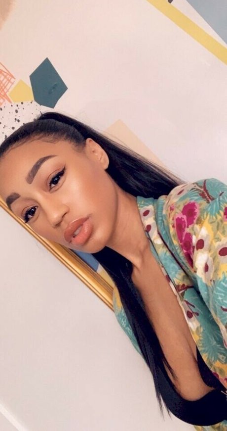 Nia Simone photo 20