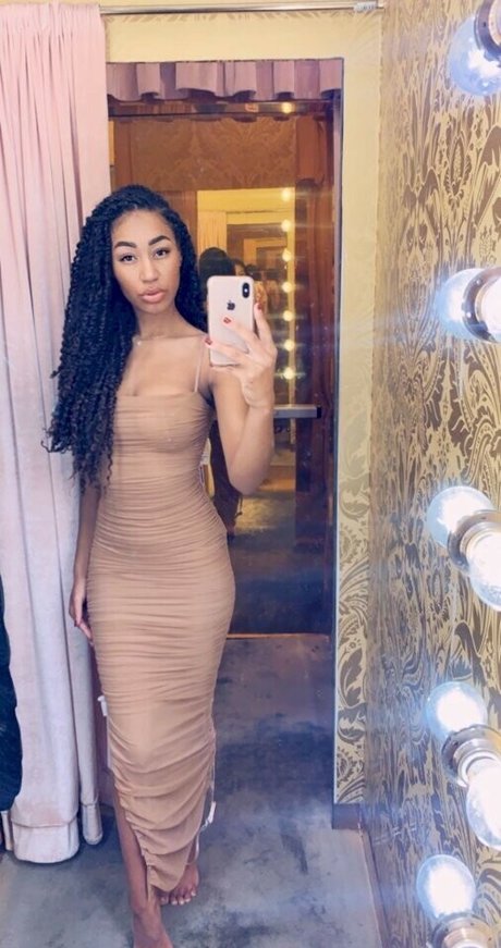 Nia Simone photo 24
