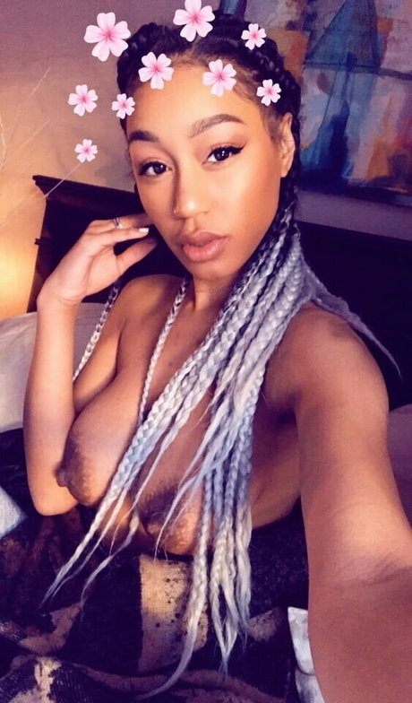 Nia Simone photo 38