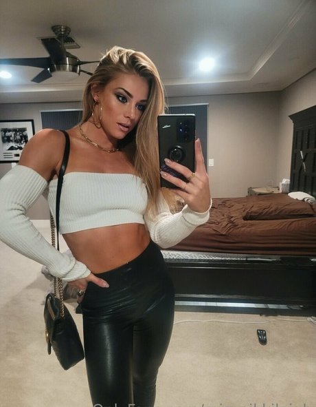 Nikki Leigh photo 15