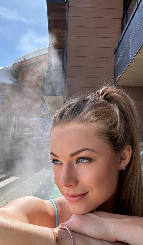 Nikki Leigh photo 17
