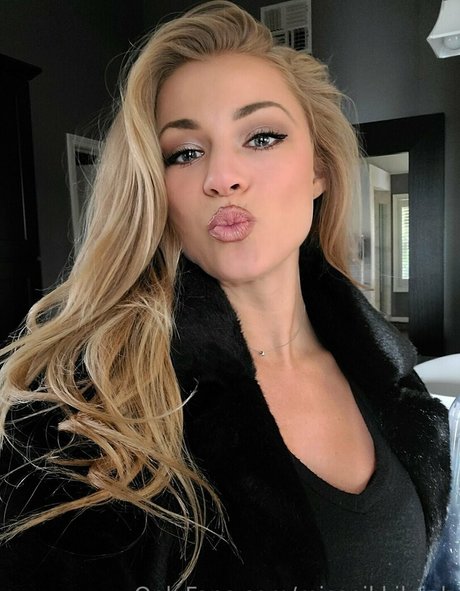 Nikki Leigh photo 19