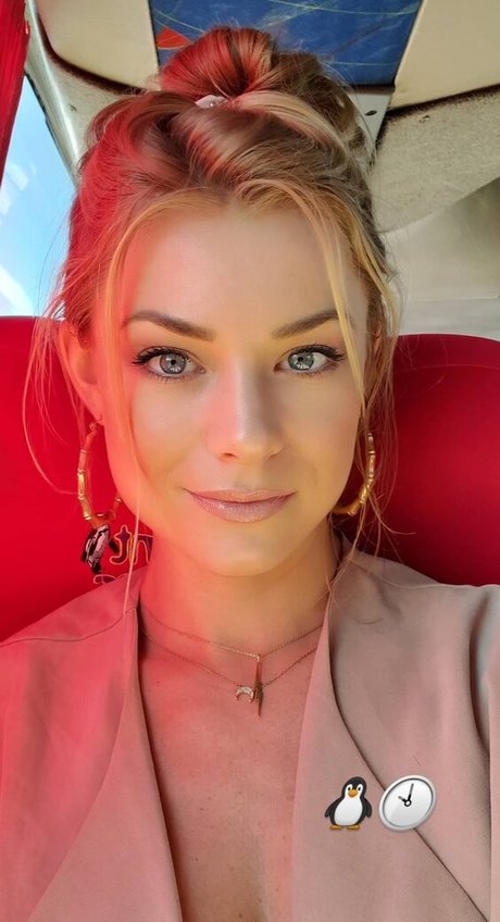 Nikki Leigh photo 22