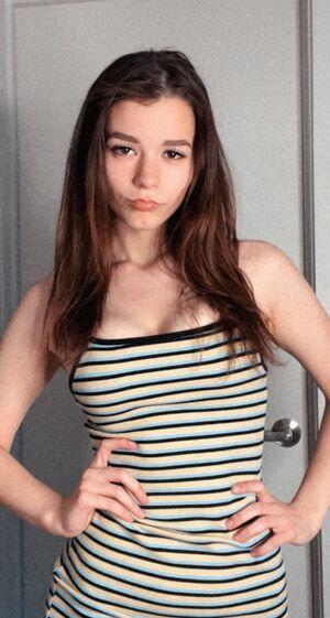 Nikki Woods photo 20