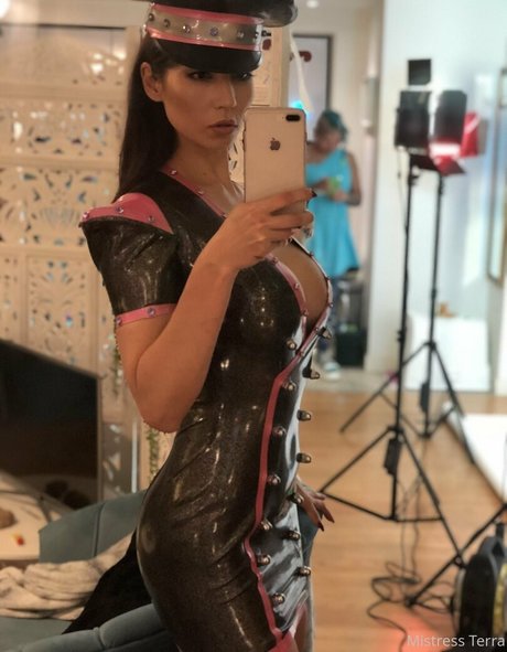 Obeymistressterra photo 37