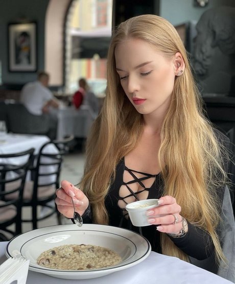 Oksana Neveselaya photo 21