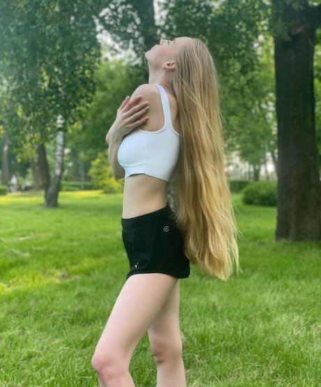 Oksana Neveselaya photo 34