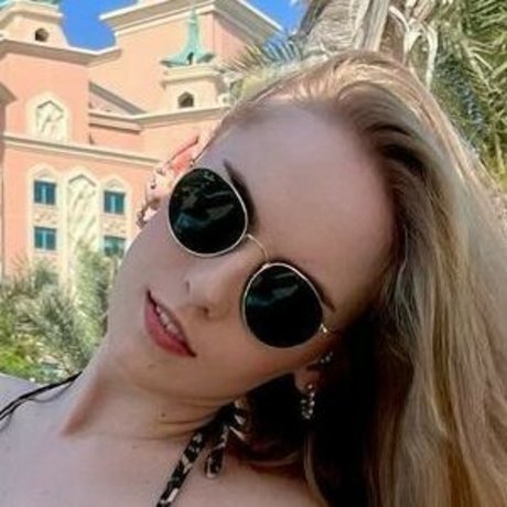 Oksana Neveselaya photo 39