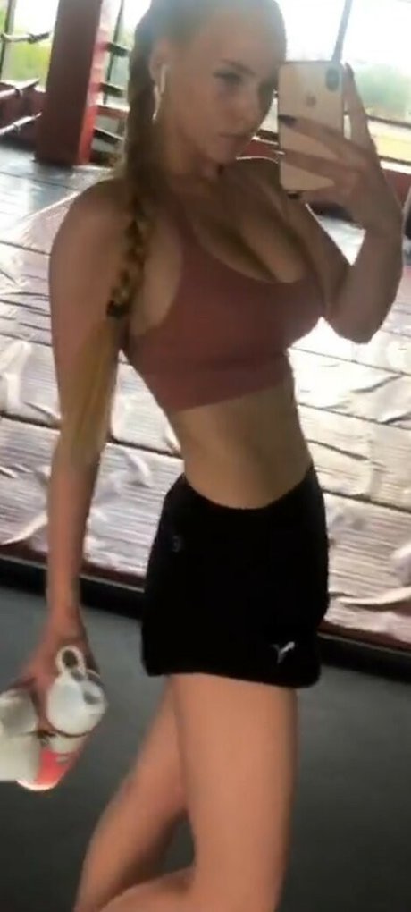 Oksana Neveselaya photo 43