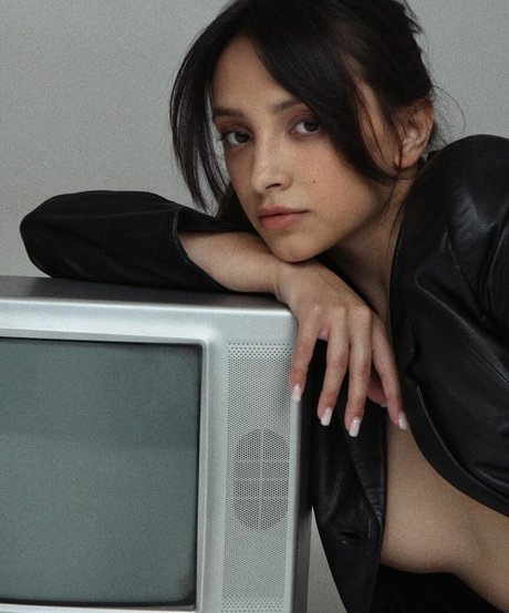 Olivia Linz photo 16