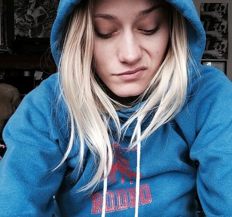 Olivia Taylor Dudley photo 29