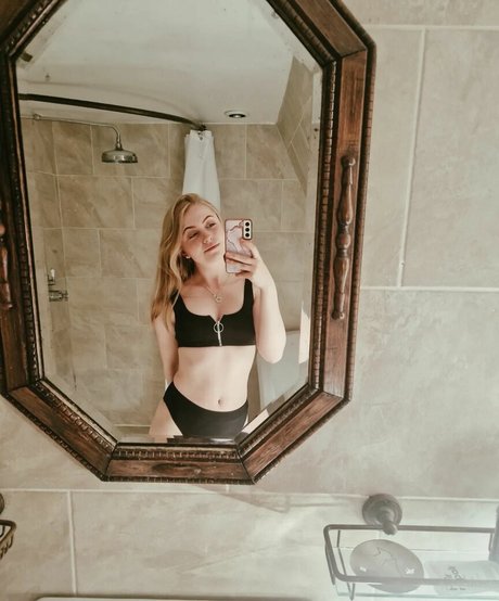 Olivia Tucker photo 2