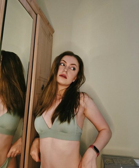 Olivia Tucker photo 13