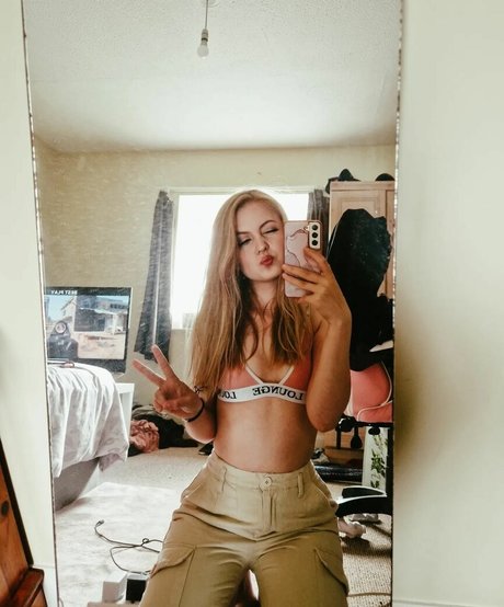 Olivia Tucker photo 17