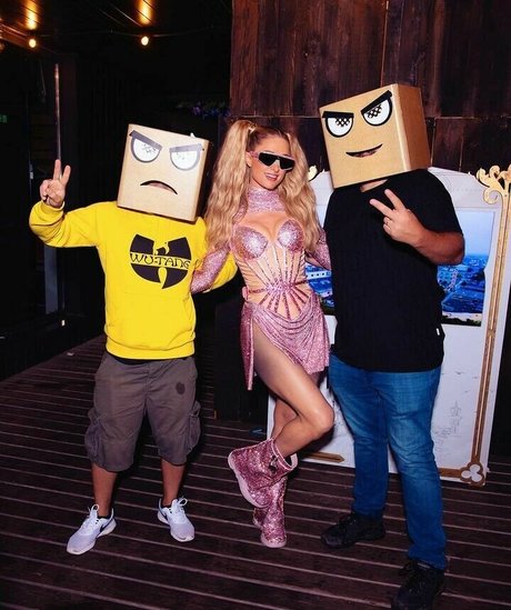 Paris Hilton photo 21