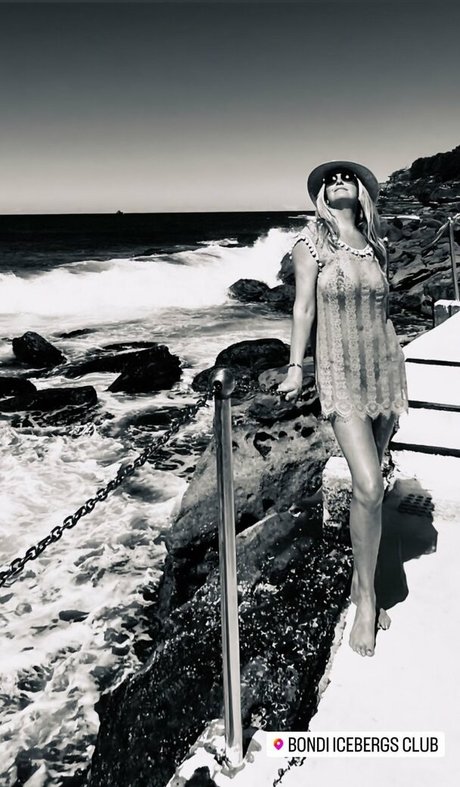 Penny Lancaster photo 16