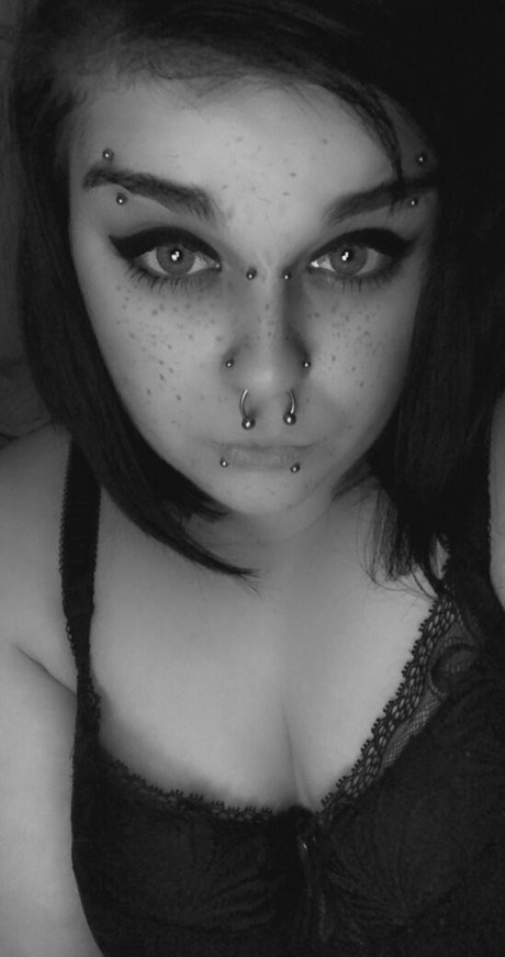Piercedprincess photo 1