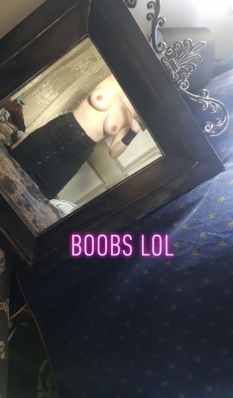 Pixie Holly photo 14