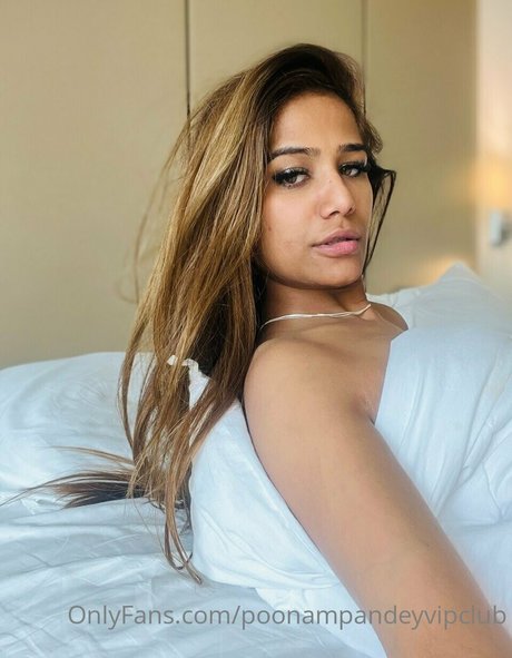 Poonam Pandey photo 77