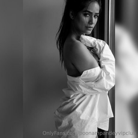 Poonam Pandey photo 104