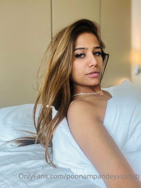 Poonam Pandey photo 154