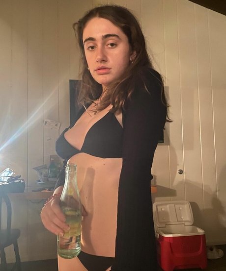Rachel Anne Sennott photo 30