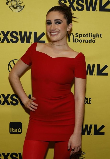 Rachel Anne Sennott photo 163