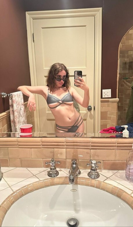 Rachel Anne Sennott photo 230