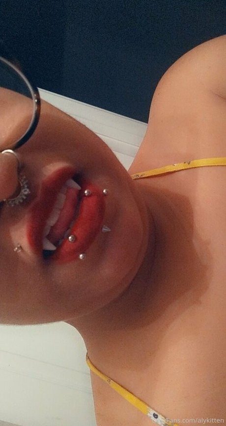 Raeraejiggles photo 2