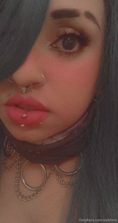 Raeraejiggles photo 7