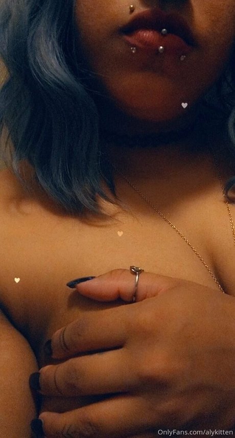 Raeraejiggles photo 11