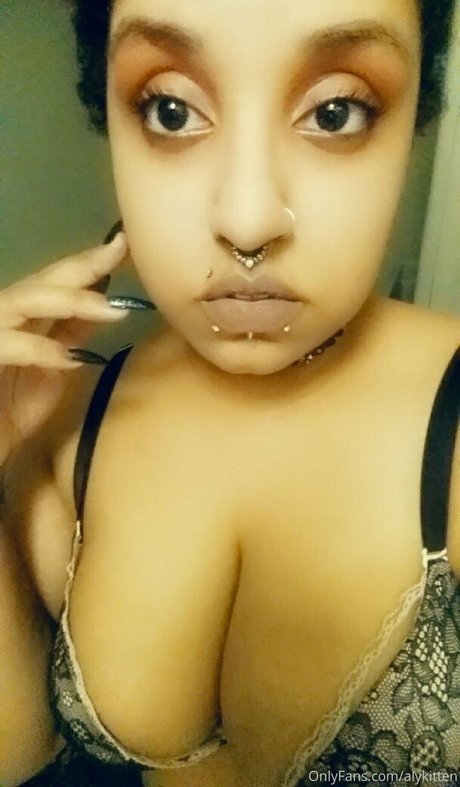 Raeraejiggles photo 12