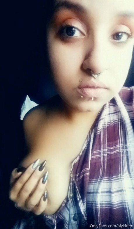 Raeraejiggles photo 13