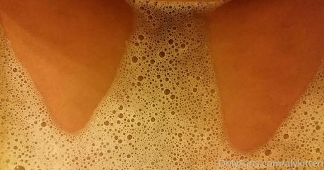 Raeraejiggles photo 15